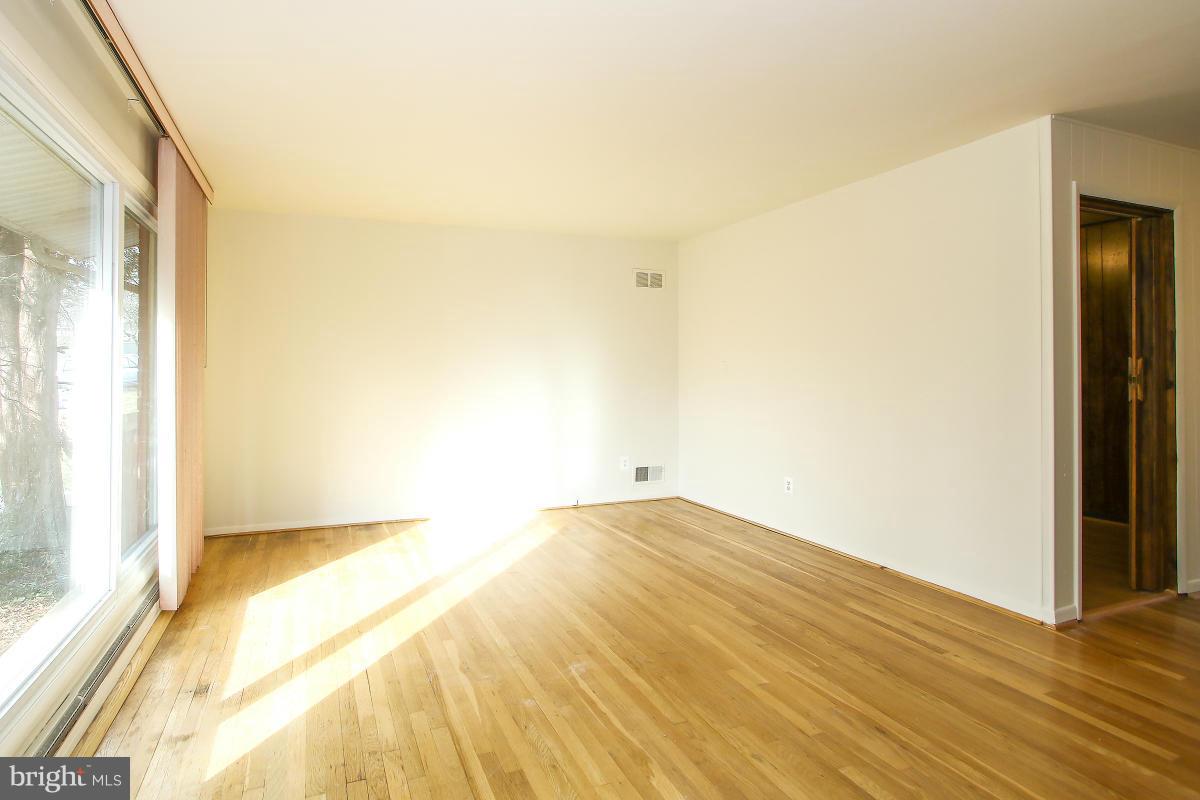11815 Pittson Road Silver Spring, MD 20906 - Photo 17 of 30 Living Room