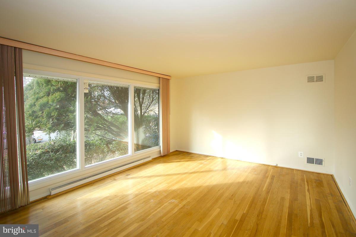 11815 Pittson Road Silver Spring, MD 20906 - Photo 19 of 30 Living Room