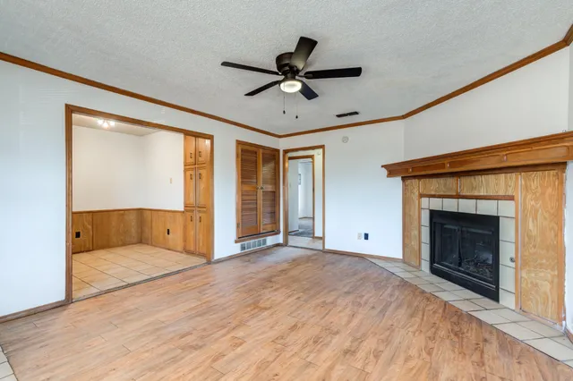 a view of empty room with a ceiling fan