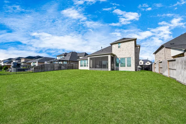 a view of a house with backyard and garden