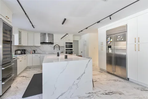 $2,798,000 | 45 Carriage Court, Muttontown, NY 11791