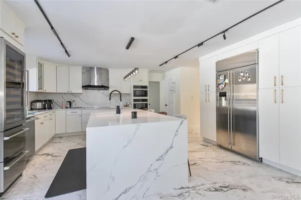 $2,798,000 | 45 Carriage Court, Muttontown, NY 11791