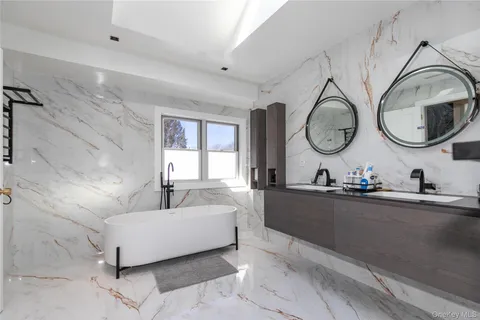 $2,798,000 | 45 Carriage Court, Muttontown, NY 11791