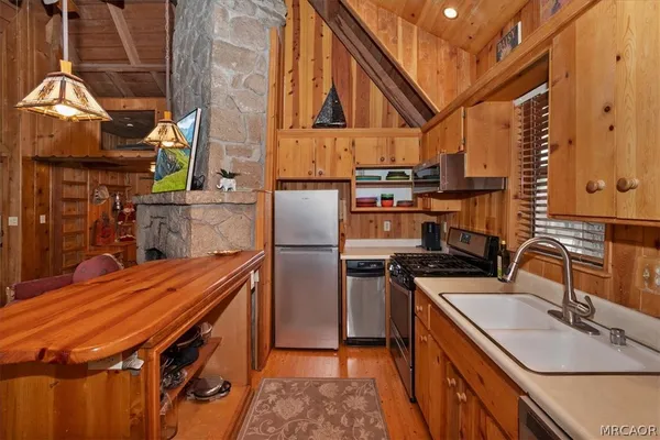 $2,450 | 295 Sunset Drive, Lake Arrowhead, CA 92352