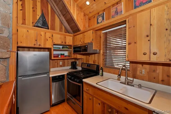 $2,450 | 295 Sunset Drive, Lake Arrowhead, CA 92352