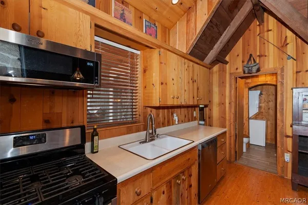 $2,450 | 295 Sunset Drive, Lake Arrowhead, CA 92352