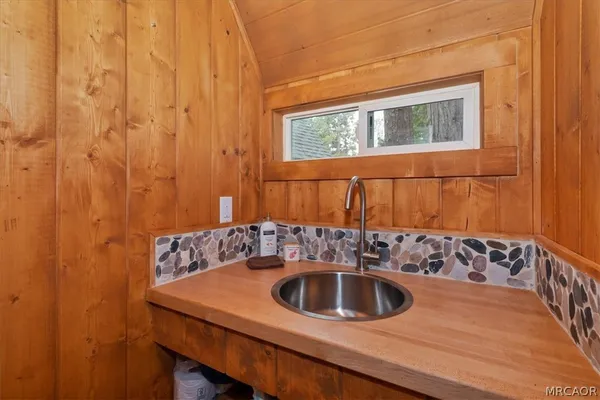 $2,450 | 295 Sunset Drive, Lake Arrowhead, CA 92352