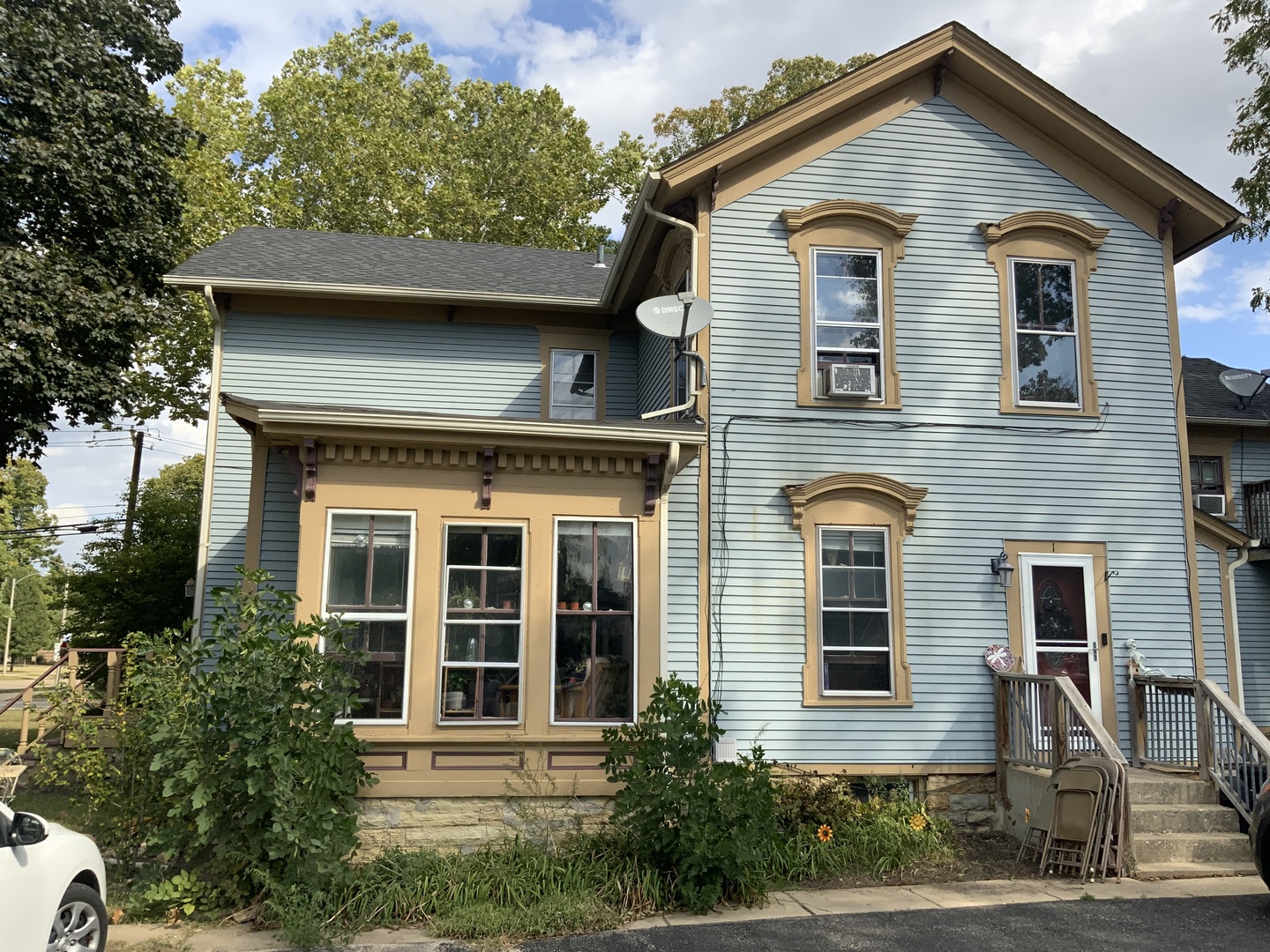404 South Batavia Avenue Batavia, IL 60510 - Photo 2 of 37 a front view of a house with a yard