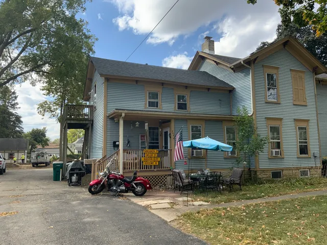 a view of a car park in front of house
