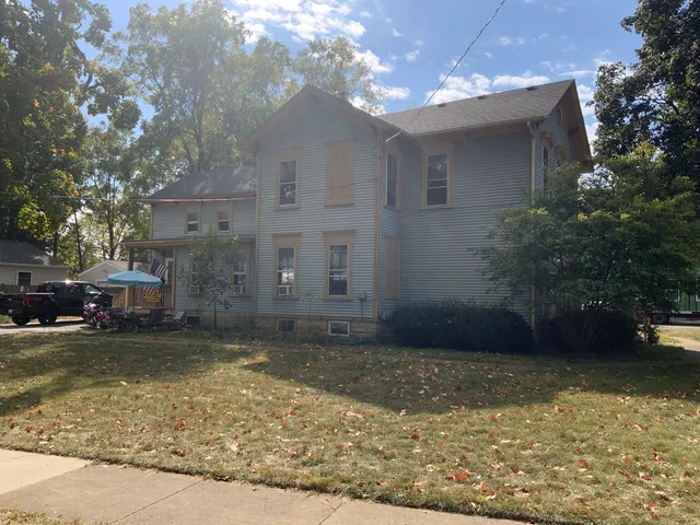 a view of a house with a yard