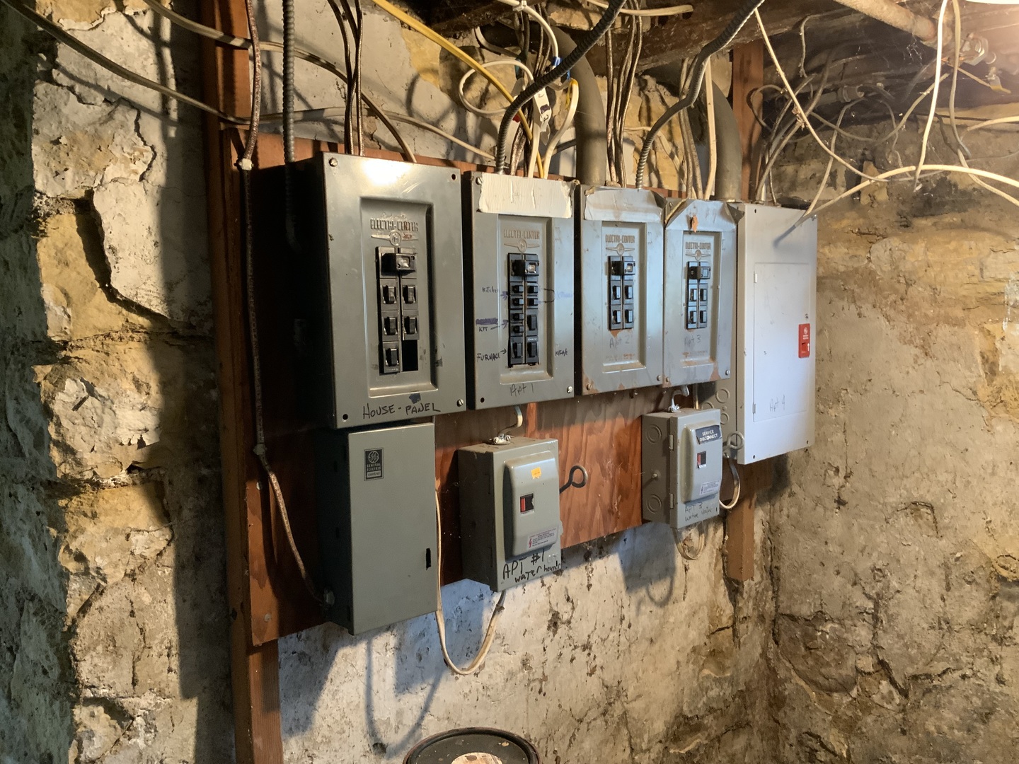 404 South Batavia Avenue Batavia, IL 60510 - Photo 36 of 37 a view of a house with a snow in the background