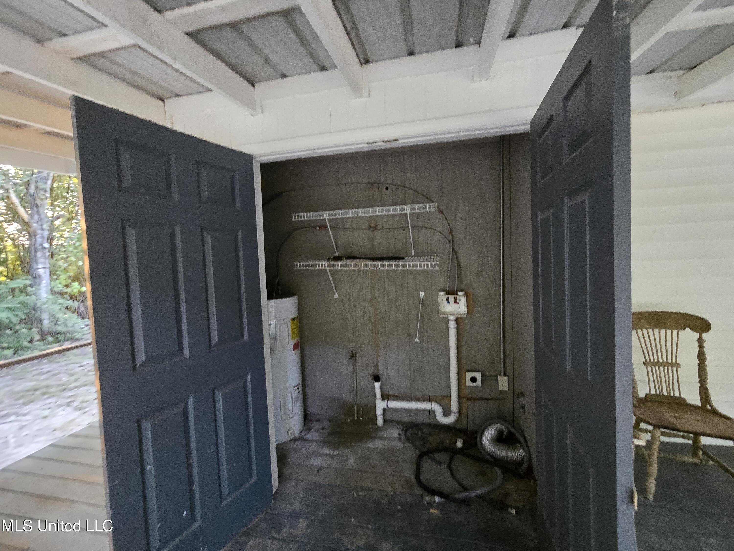 14691 North Swan Road Gulfport, MS 39503 - Photo 15 of 25 Exterior Washer/Dryer Closet