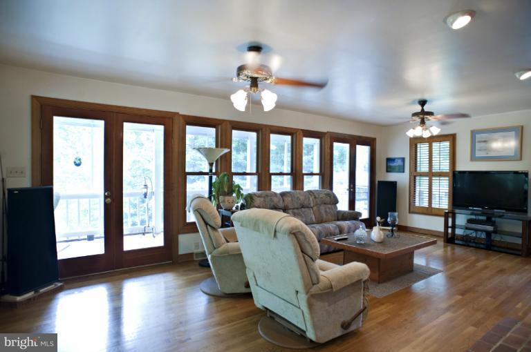 19386 Teman Road Beaverdam, VA 23015 - Photo 24 of 28 Living Room