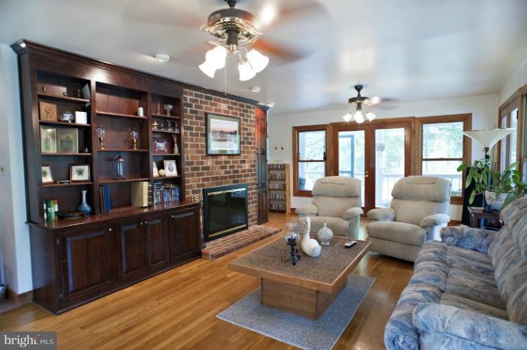 19386 Teman Road Beaverdam, VA 23015 - Photo 25 of 28 Living Room
