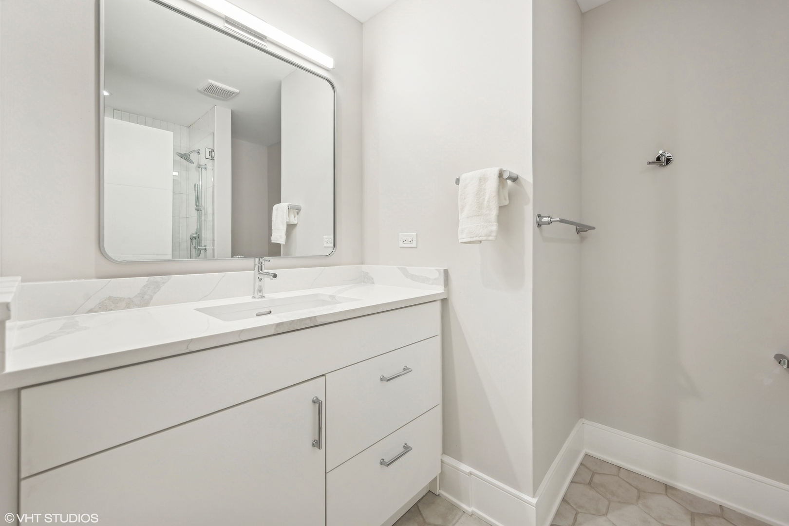 411 South Sangamon Street, Unit B Chicago, IL 60607 - Photo 22 of 24 a bathroom with a sink and a mirror