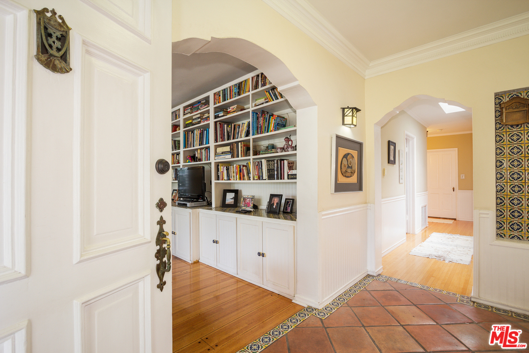 1272 South Ridgeley Drive Los Angeles, CA 90019 - Photo 4 of 41