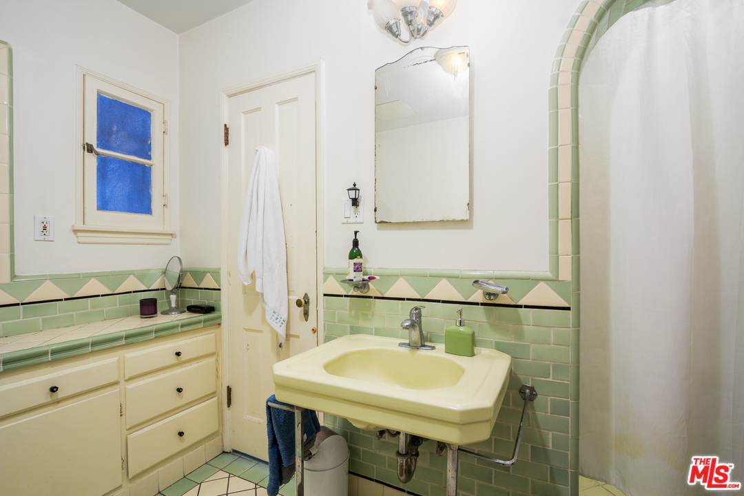 1272 South Ridgeley Drive Los Angeles, CA 90019 - Photo 32 of 41