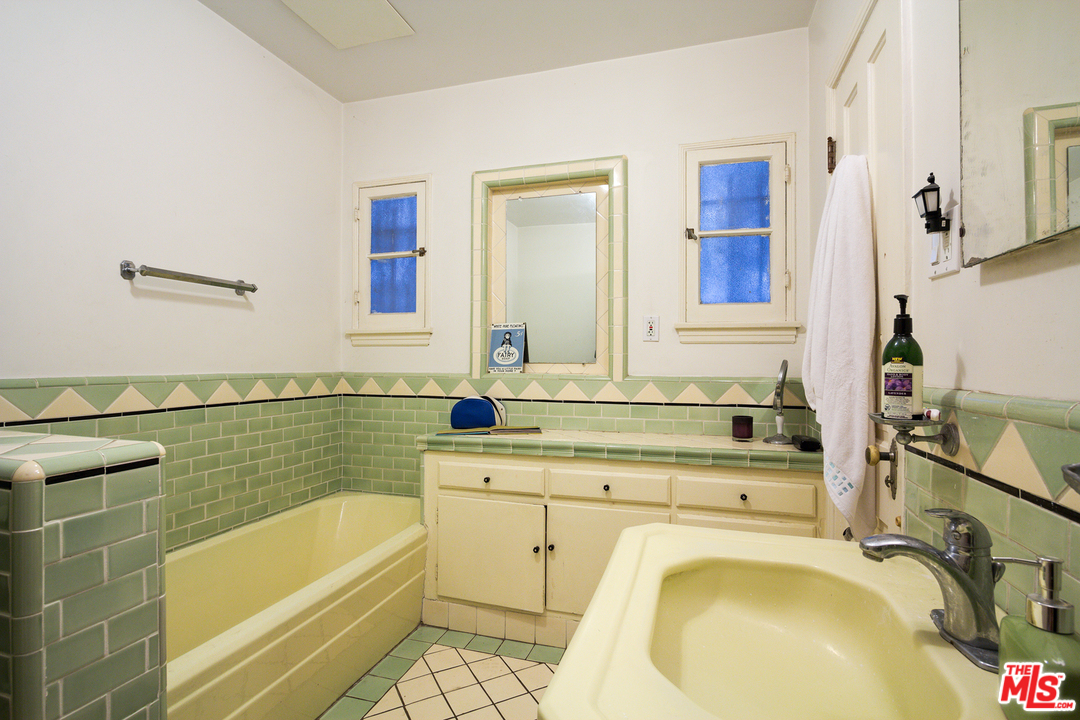 1272 South Ridgeley Drive Los Angeles, CA 90019 - Photo 33 of 41