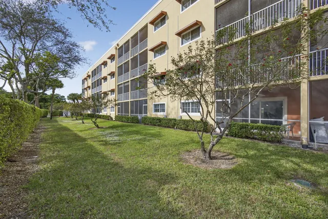 $170,000 | 4723 Lucerne Lakes Boulevard East, Unit 612, Lake Worth, FL 33467