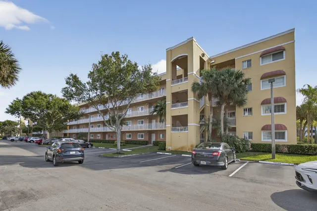 $170,000 | 4723 Lucerne Lakes Boulevard East, Unit 612, Lake Worth, FL 33467