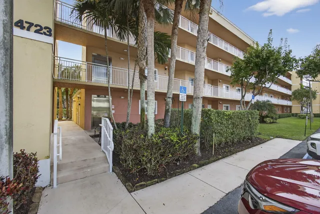 $170,000 | 4723 Lucerne Lakes Boulevard East, Unit 612, Lake Worth, FL 33467
