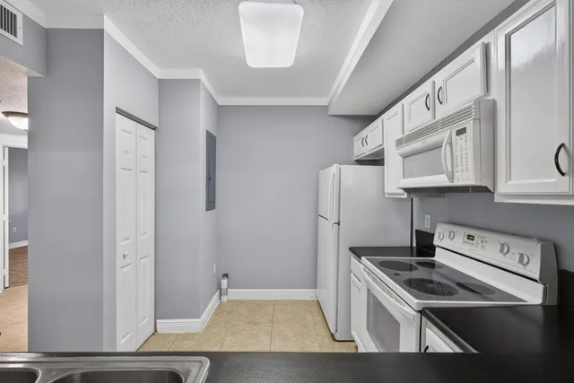 $170,000 | 4723 Lucerne Lakes Boulevard East, Unit 612, Lake Worth, FL 33467