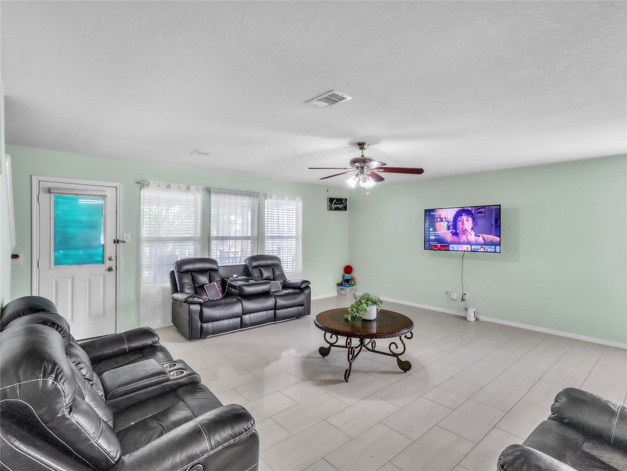 10515 Ince Lane Houston, TX 77040 - Photo 6 of 31 Living room