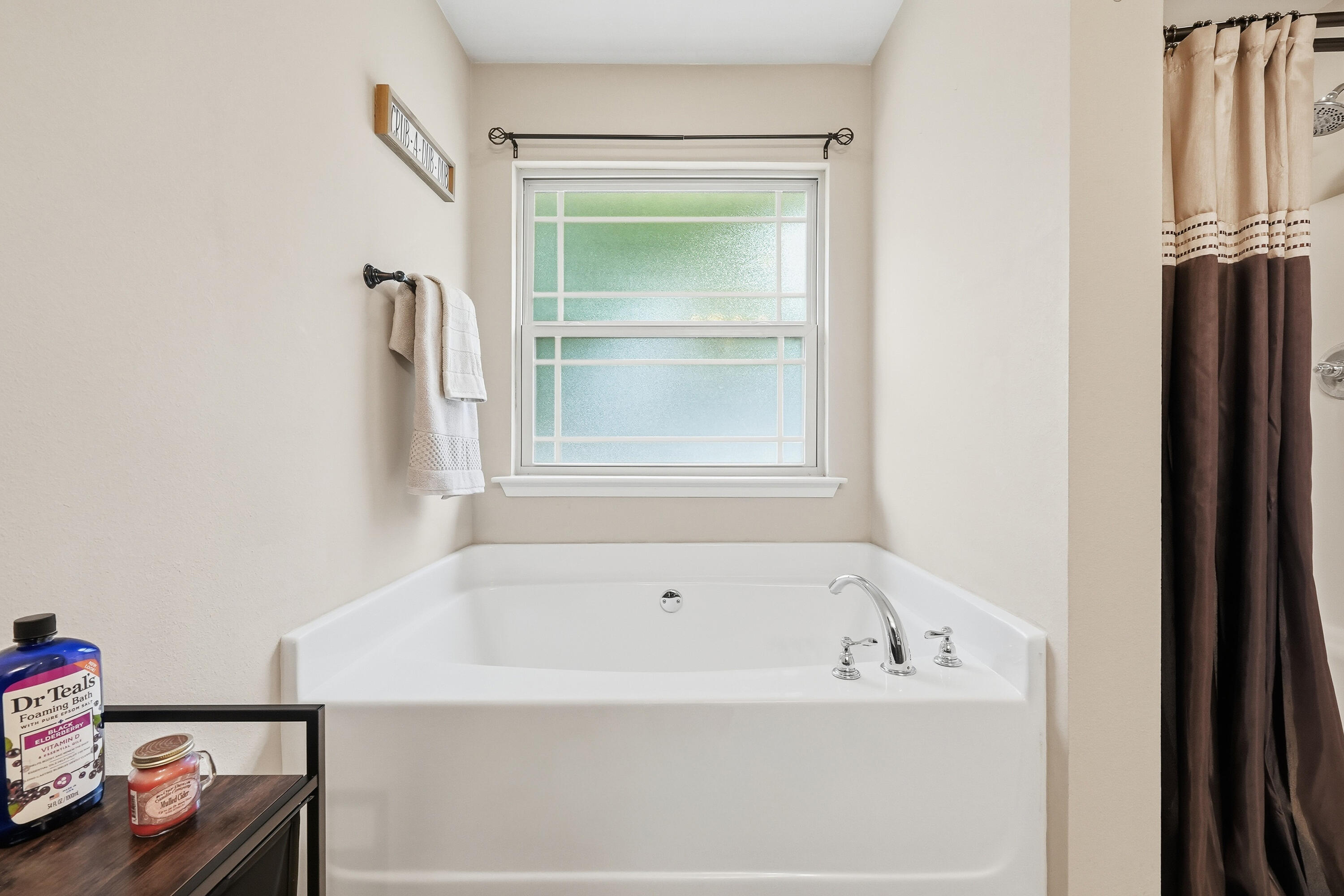 516 Grand Ridge Drive Crestview, FL 32539 - Photo 22 of 34 Garden tub