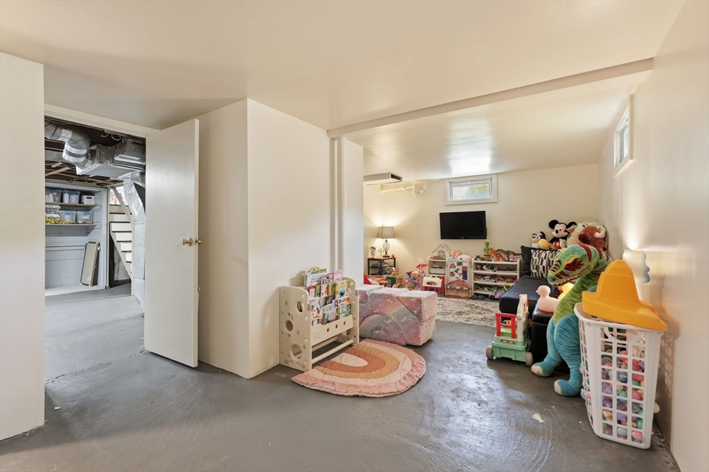44 Harding Street Springfield, MA 01109 - Photo 28 of 35