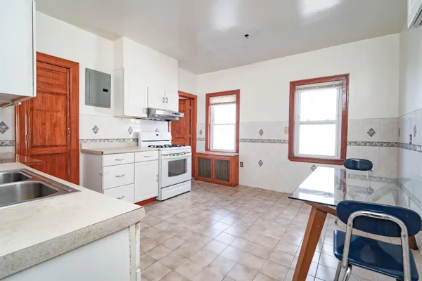 $3,000 | 724 17th Street, Union City, NJ 07087