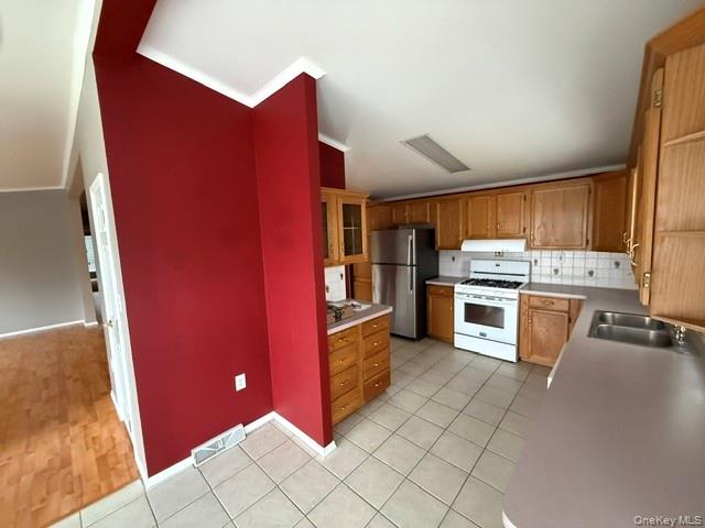4 Delray Circle Poughkeepsie, NY 12603 - Photo 3 of 29 Eat in kitchen