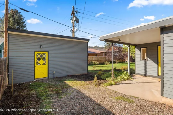 a view of a house with backyard