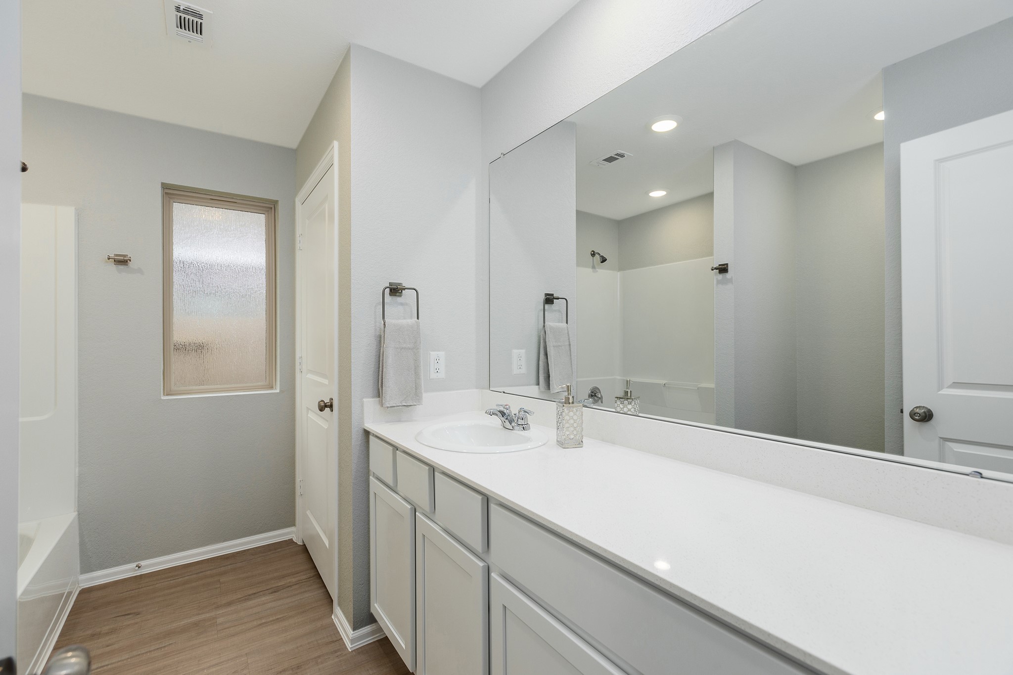 6327 Arcadia Sound Lane Houston, TX 77365 - Photo 20 of 33 a bathroom with a sink and a mirror