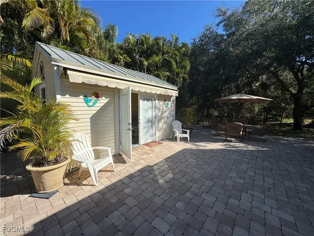 a view of a house with backyard and furniture