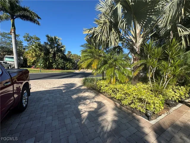 a view of a backyard