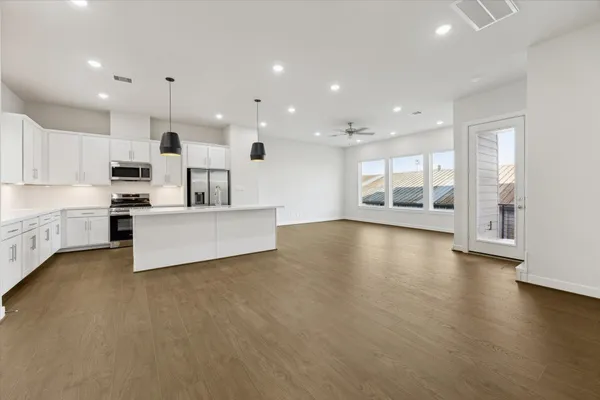 $2,475 | 410 North Stiles Street, Houston, TX 77011