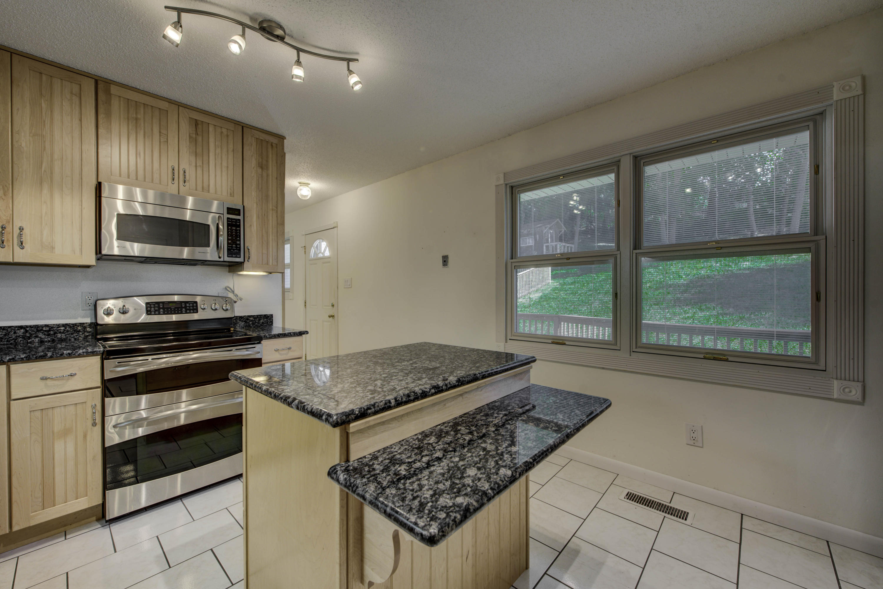 216 Lakeview Lane Oak Ridge, TN 37830 - Photo 12 of 37 216 Lakeview Ln 37830-12