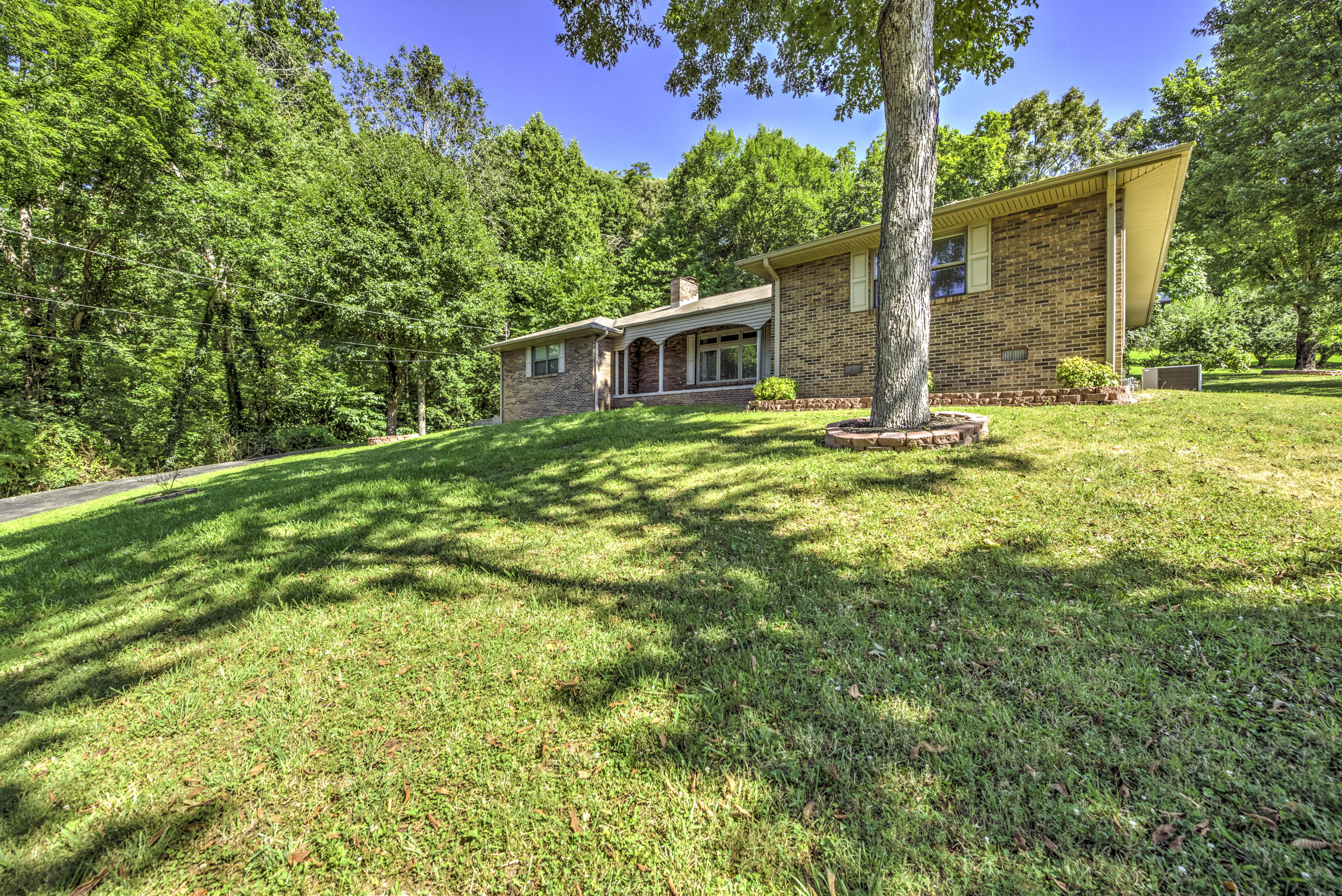 216 Lakeview Lane Oak Ridge, TN 37830 - Photo 4 of 37 216 Lakeview Ln 37830-3