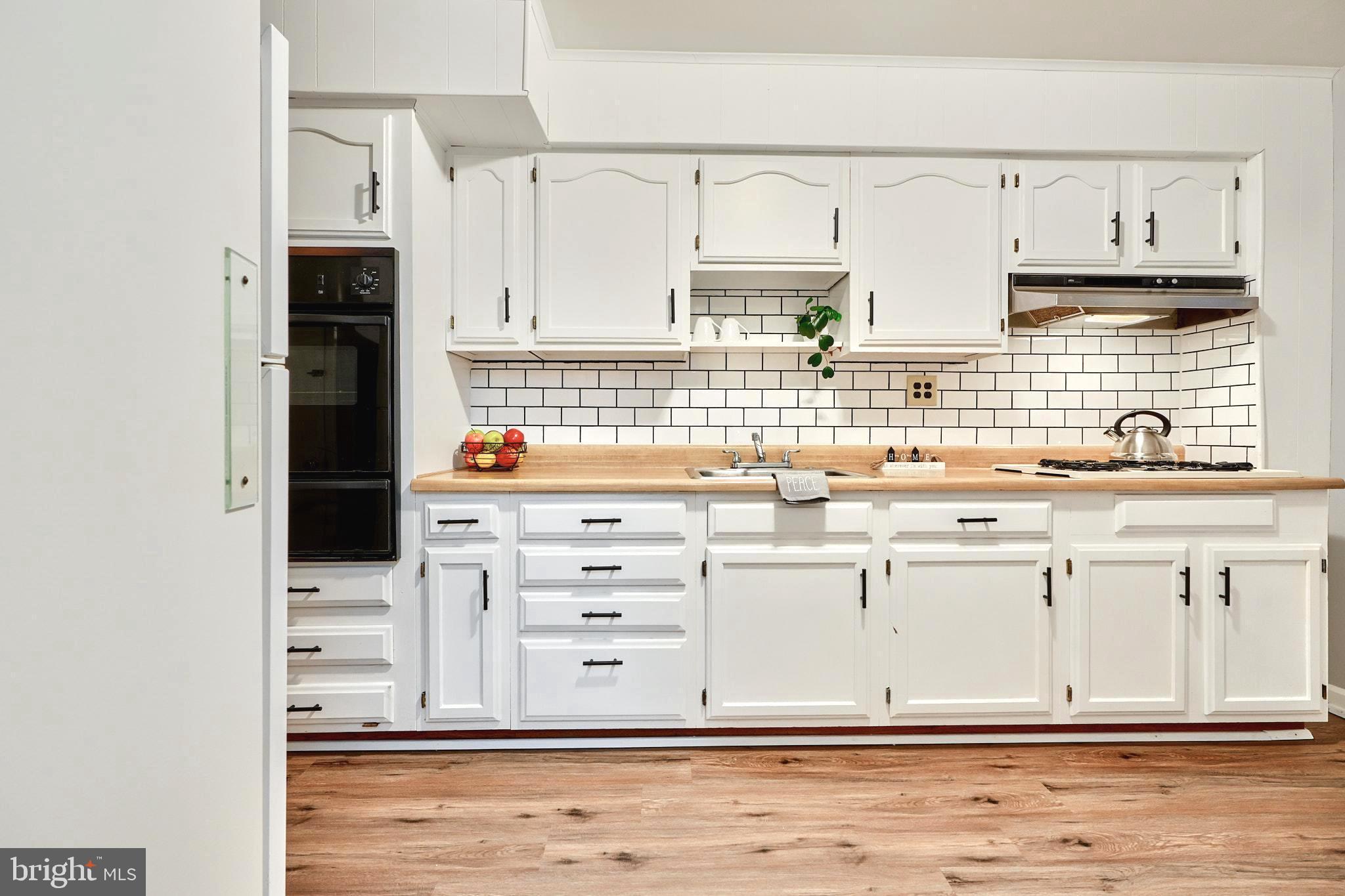 1718 Stokesley Road Dundalk, MD 21222 - Photo 13 of 44 BEAUTIFUL KITCHEN w/NEW FLOORING!