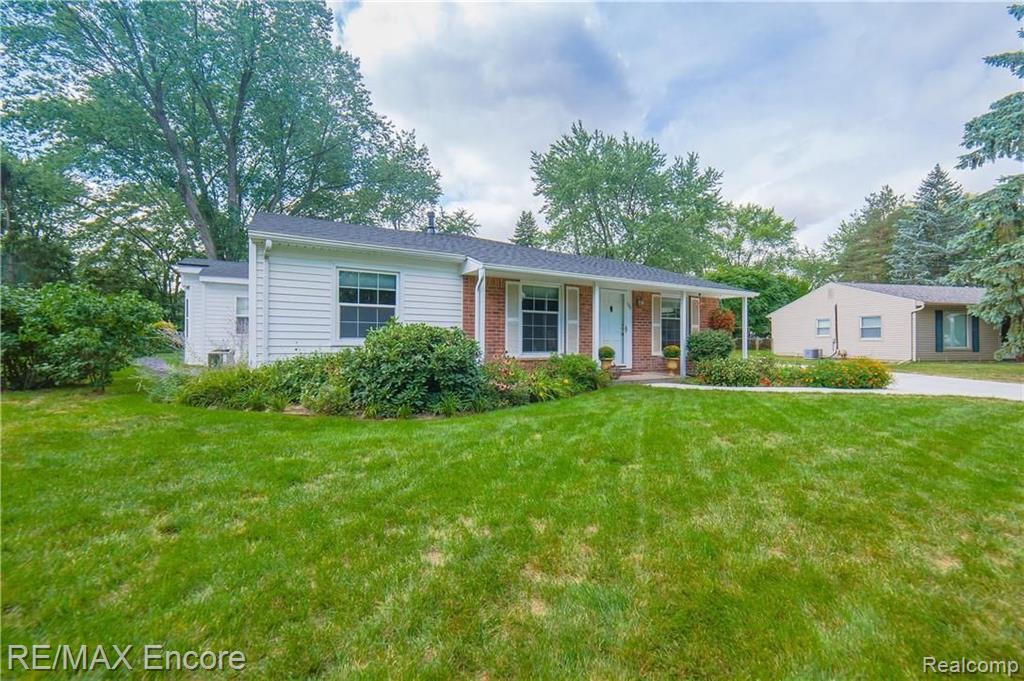 1082 Avon Manor Road Rochester Hills, MI 48307 - Photo 3 of 40