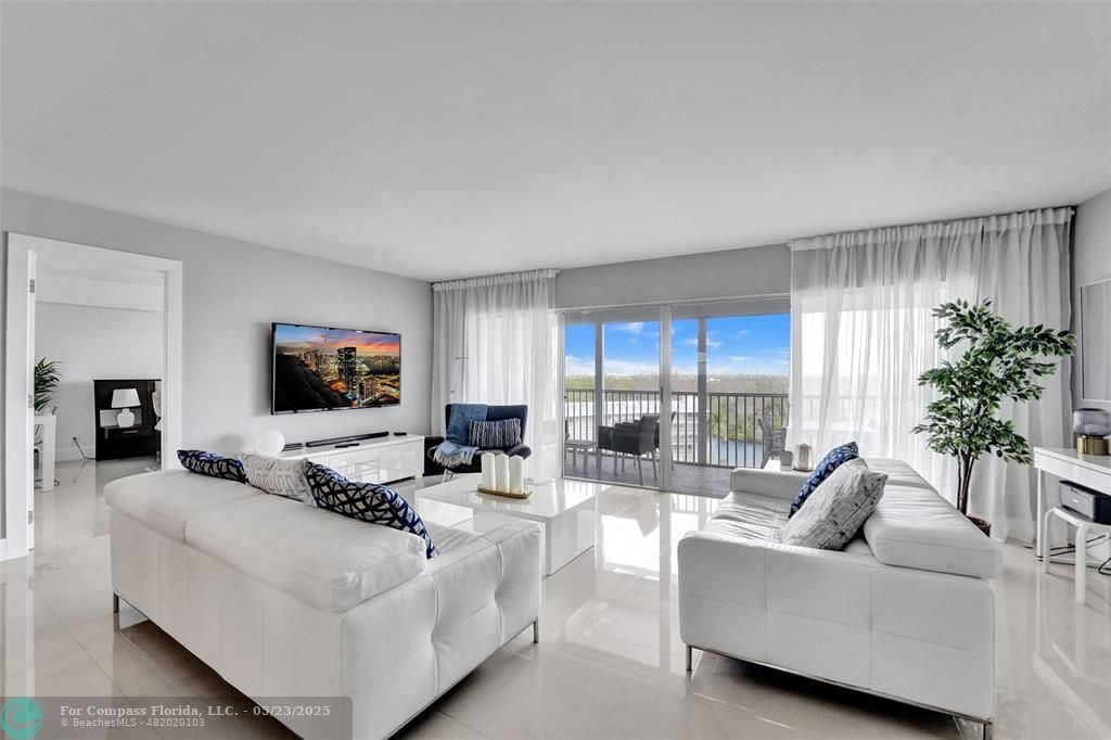1523 East Hillsboro Boulevard, Unit 1031 Deerfield Beach, FL 33441 - Photo 25 of 78 a living room with furniture and a flat screen tv