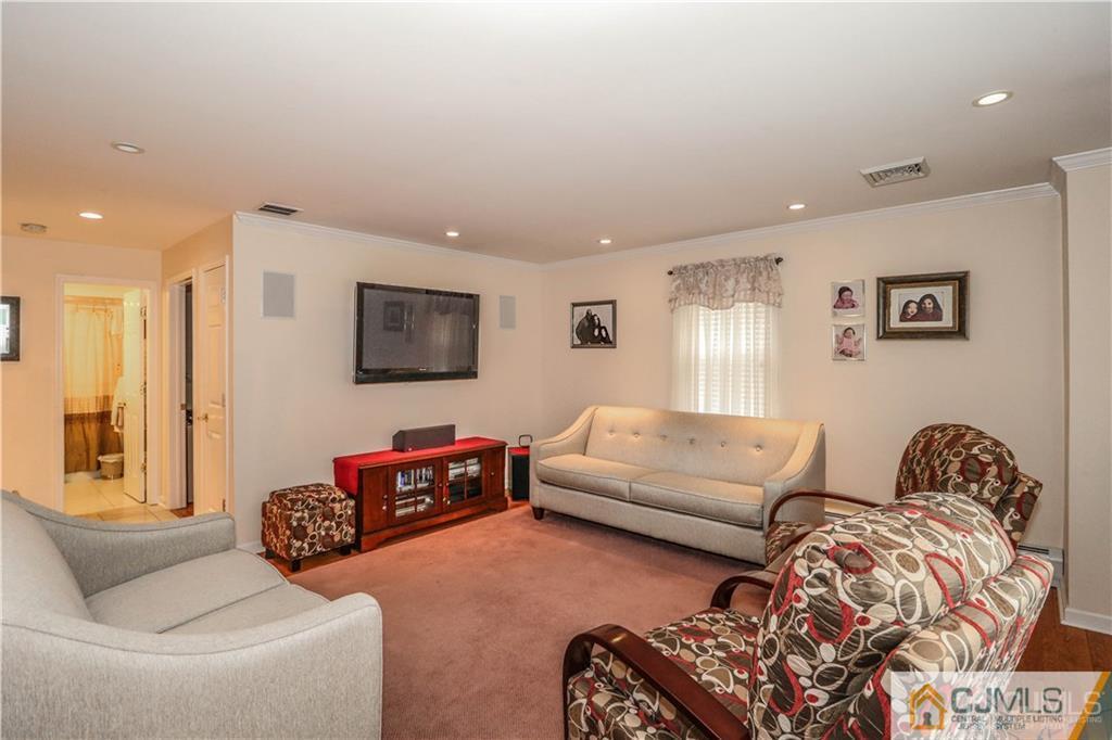19 Rolling Road Middlesex, NJ 08846 - Photo 3 of 24 Gallery Image 3