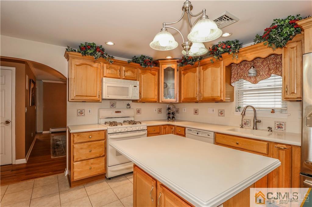 19 Rolling Road Middlesex, NJ 08846 - Photo 8 of 24 Gallery Image 8