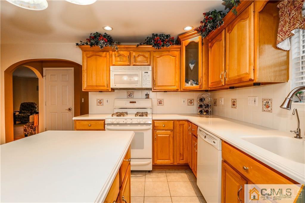 19 Rolling Road Middlesex, NJ 08846 - Photo 9 of 24 Gallery Image 9