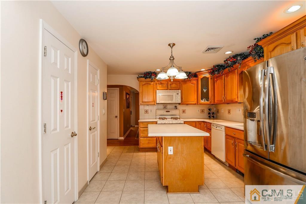 19 Rolling Road Middlesex, NJ 08846 - Photo 10 of 24 Gallery Image 10