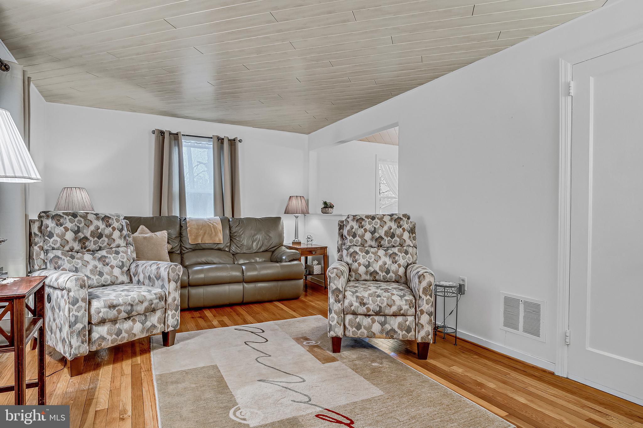 310 Wyatt Road Harrisburg, PA 17104 - Photo 3 of 27 Livign Room