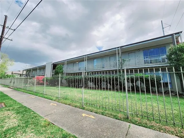 $1,300 | 801 Henry Clay Avenue, Unit 204, New Orleans, LA 70118