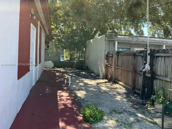 a view of a pathway of a house with a backyard