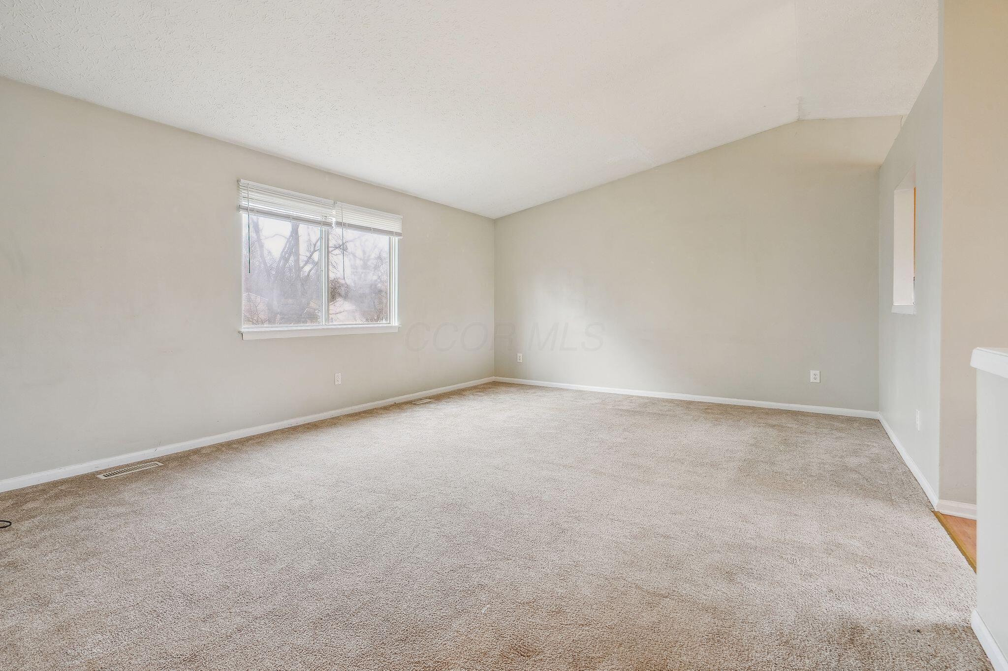 2789 Raphael Drive Columbus, OH 43232 - Photo 4 of 30 Living Room