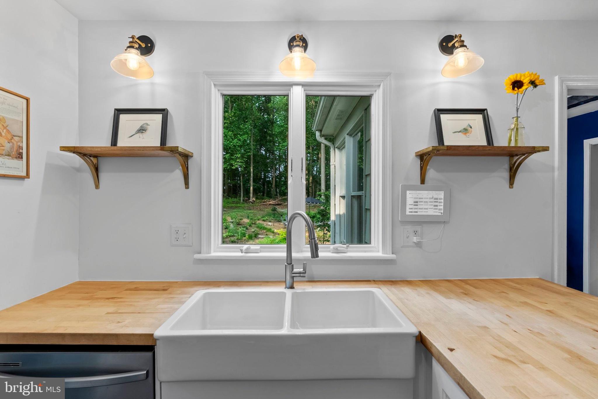 12851 Stone Eagle Road Phoenix, MD 21131 - Photo 18 of 67 a bathroom with a bathtub and window